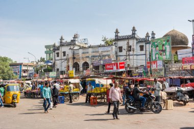 Hyderabad, Telangana, Hindistan 'da bulunan bir anıt ve cami olan Charminar' ı çevreleyen işlek yerel pazarlar