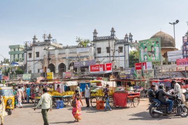 Hyderabad, Telangana, Hindistan 'da bulunan bir anıt ve cami olan Charminar' ı çevreleyen işlek yerel pazarlar