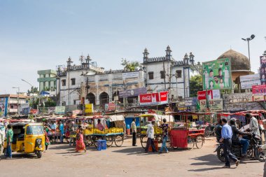 Hyderabad, Telangana, Hindistan 'da bulunan bir anıt ve cami olan Charminar' ı çevreleyen işlek yerel pazarlar