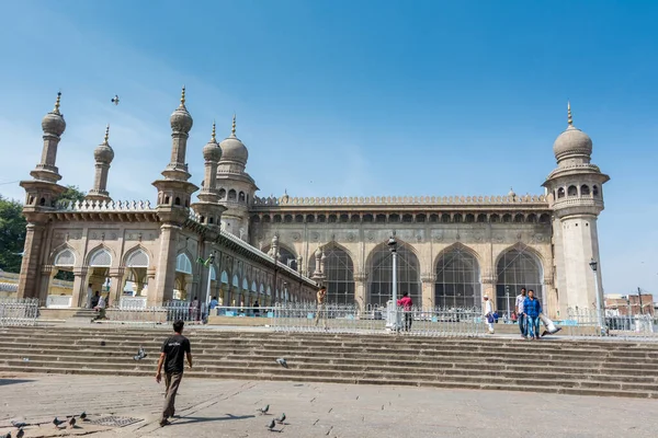 Muslim Pilgrims Walking Mecca Masjid Mosque Blue Sky Doves Flying — Stock Photo, Image