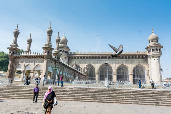 Muslim Pilgrims Walking Mecca Masjid Mosque Blue Sky Doves Flying — Stock Photo, Image