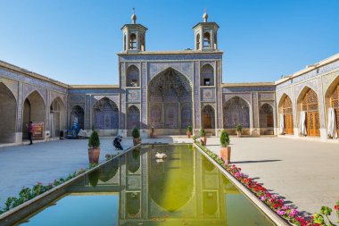 Nasir-Al-mulk Camii 'ndeki (Pembe Cami) turistler, iç tasarımı için önemli pembe fayanslar olarak tanınırlar.