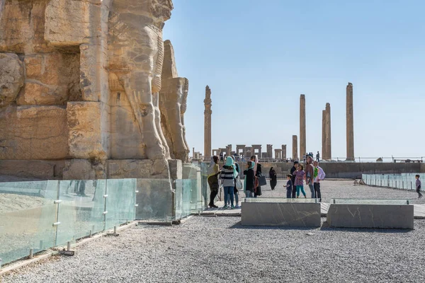 Muchos Turistas Las Ruinas Puerta Todas Las Naciones Persépolis Shiraz — Foto de Stock