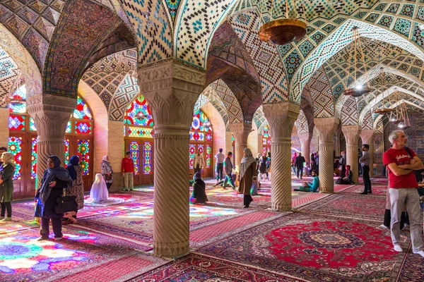 Sok Turista Fényképez Belsejében Nasir Mulk Mecset Rózsaszín Mecset Színes — Stock Fotó