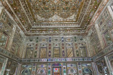 Zinat ol-Molk Evi 'nin ayna evi Qavam ailesine aitti ve ana salonu aynalarla süslendi..