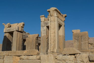 UNESCO, Achaemenid İmparatorluğu 'nun merasim başkenti Persepolis' teki taş geçitlerin kalıntılarını 1979 yılında Dünya Mirası ilan etti..