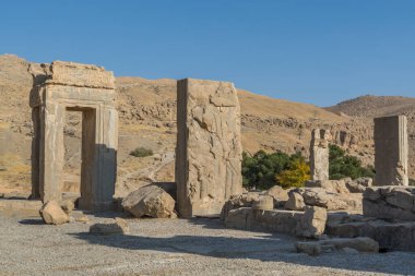 UNESCO, Achaemenid İmparatorluğu 'nun merasim başkenti Persepolis' teki taş geçitlerin kalıntılarını 1979 yılında Dünya Mirası ilan etti..