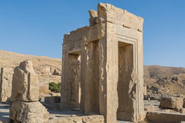 UNESCO, Achaemenid İmparatorluğu 'nun merasim başkenti Persepolis' teki taş geçitlerin kalıntılarını 1979 yılında Dünya Mirası ilan etti..