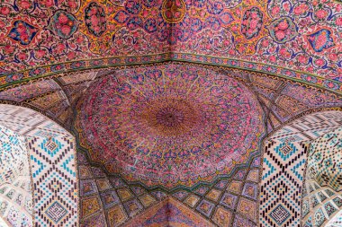 İran 'ın Şiraz kentindeki Nasir El-Mülk Camii' nin (Pembe Cami) tavanında renkli ve pembe mozaik desenler görülüyor.
