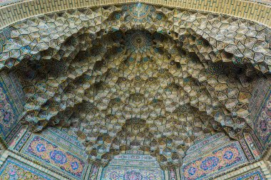 İran 'ın Şiraz kentindeki Nasir El-Mülk Camii' nin (Pembe Cami) tavanında renkli ve pembe mozaik desenler görülüyor.