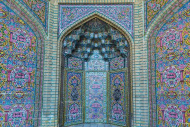 İran 'ın Şiraz kentindeki Nasir El-Mulk Camii' nin (Pembe Cami) duvarında renkli mozaik desenler görülüyor.