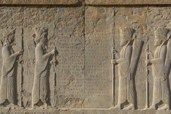 İran 'ın Şiraz kentindeki Persepolis' te yıkıntı duvarında yara izi var. Achaemenid İmparatorluğu 'nun törensel başkenti. UNESCO Dünya Mirası