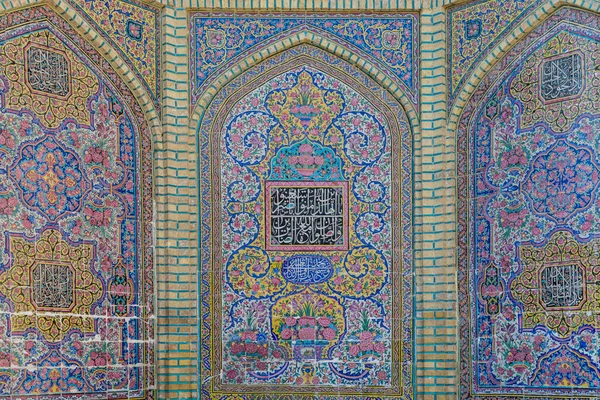 伊朗设拉子Nasir Mulk清真寺 粉红清真寺 墙上五彩斑斓的花纹图案 — 图库照片