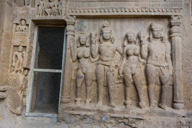 Sanjay Gandhi Ulusal Parkı, Mumbai, Hindistan 'daki Kanheri mağarasının girişindeki duvarda Buda heykelleri var.