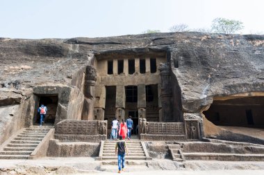 Mumbai Borivali bölgesindeki Sanjay Gandhi Milli Parkı 'nda yer alan Kanheri mağara kompleksini ziyaret eden ziyaretçiler
