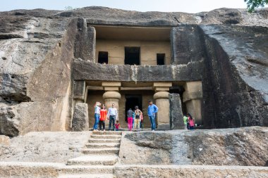 Mumbai Borivali bölgesindeki Sanjay Gandhi Milli Parkı 'nda yer alan Kanheri mağara kompleksini ziyaret eden ziyaretçiler