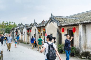  Guanlan Baskı Köyü, Shenzhen, Çin 'i ziyaret eden turistler