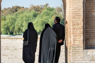 İran Ziyaretçileri, Si-o-seh pol olarak da bilinen Allah 'ın Kemerli Han Köprüsü' nde ya da 33 dönemin köprüsü, İsfahan, İran.