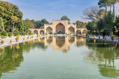 Chehel Sotoun Sarayı 'nın tarihi binalarının ön kapısı. Aynı zamanda Kırk Sütun Sarayı olarak da bilinir ve 1647' de Esfahan 'da inşa edilmiştir.