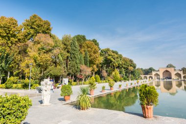  Chehel Sotoun Sarayı 'nın bahçesi. Aynı zamanda Kırk Sütun Sarayı olarak da bilinir. Ve 1647 yılında İran' ın Esfahan kentinde inşa edilmiştir.