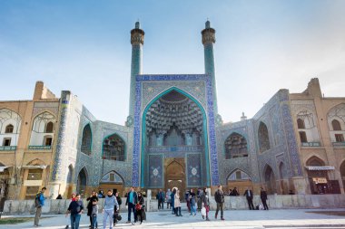 Naqsh-e Cihan Meydanı 'nın güneyinde yer alan İslam Şah Camii veya İmam Camii ile yüz yüze. 