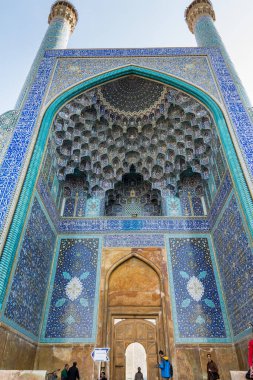Naqsh-e Cihan Meydanı 'nın güneyinde yer alan İslam Şah Camii veya İmam Camii ile yüz yüze. 
