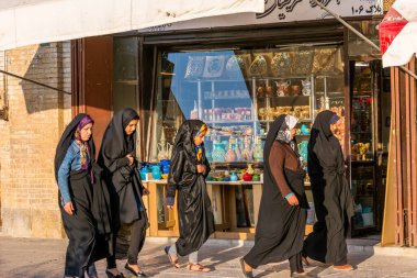  Önemli bir tarihi mekan olan Naqsh-i Cihan Meydanı 'nın içindeki dükkanların önünden geçen Müslüman kadın turistler görülüyor..