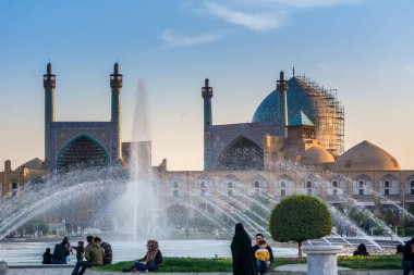 Naqsh-e Cihan Meydanı 'nın güneyinde, önemli bir tarihi mekan olan Şah Camii veya İmam Camii' nin yenilenmesi ve gün batımında gece manzarası.