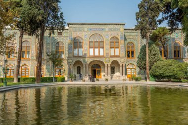 İran 'ın Tahran kentindeki bir UNESCO Dünya Mirası alanı olan Golestan Sarayı' nın Talar-e-Salam binası.