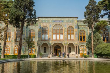İran 'ın Tahran kentindeki bir UNESCO Dünya Mirası alanı olan Golestan Sarayı' nın Talar-e-Salam binası.