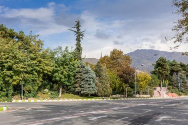 Tahran Uluslararası Sergi Merkezi 'nde kış Tahran sokak manzarası Alborz Dağları karla kaplı arka planda bulutlu gökyüzü