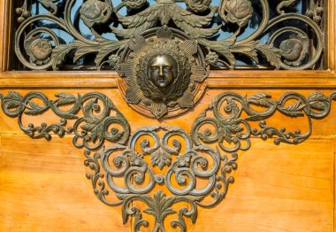 İran 'ın Tahran kentindeki Golestan Sarayı' ndaki UNESCO Dünya Mirası sahasının kapı kolundaki bronz heykel.