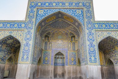 Şah Camii 'nin ana avlusundaki İwanlar, İran' ın İsfahan Meydanı, Naghsh-e Cihan Meydanı 'nın güney tarafında yer alıyor..