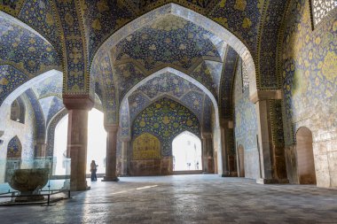 Şah Camii 'nin duvarında İran mavisi fayanslar bulunan tarihi binaların kemerleri, önemli bir tarihi yer olan Naqsh-e Cihan Meydanı' nın güney tarafında yer almaktadır..