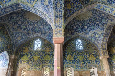 Şah Camii 'nin duvarında İran mavisi fayanslar bulunan tarihi binaların kemerleri, önemli bir tarihi yer olan Naqsh-e Cihan Meydanı' nın güney tarafında yer almaktadır..
