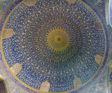 Naqsh-e Jahan Meydanı 'nın güney tarafında yer alan Şah Camii' nin polikrom kiremitleriyle kaplı yüksek kubbenin iç manzarası