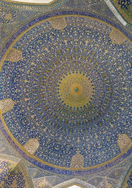 Naqsh-e Jahan Meydanı 'nın güney tarafında yer alan Şah Camii' nin polikrom kiremitleriyle kaplı yüksek kubbenin iç manzarası