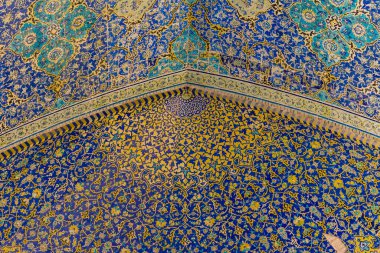 Naqsh-e Jahan Meydanı 'nın güney tarafında yer alan Şah Camii' nin polikrom kiremitleriyle kaplı yüksek kubbenin iç manzarası