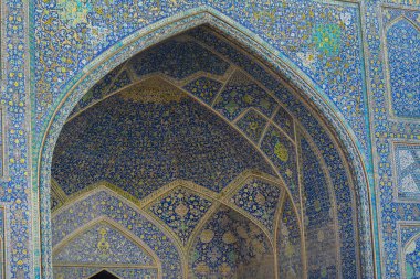 Şah Camii 'nin ana avlusundaki İwanlar, İran' ın İsfahan Meydanı, Naghsh-e Cihan Meydanı 'nın güney tarafında yer alıyor..
