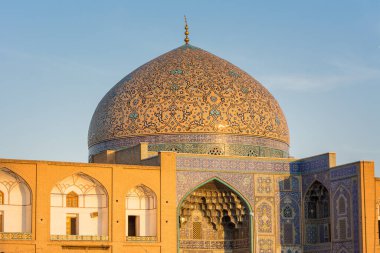 İran 'ın İsfahan şehrinin merkezinde yer alan Naqsh-i Cihan Meydanı' nın (İmam Meydanı) doğu tarafında yer alan Şeyh Lotf Allah Camii, altın alacakaranlık altında önemli bir tarihi mekan. 