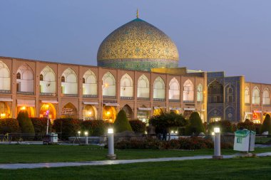 İran 'ın İsfahan şehrinin merkezinde yer alan Naqsh-i Cihan Meydanı' nın (İmam Meydanı) doğu tarafında yer alan Şeyh Lotf Allah Camii, altın alacakaranlık altında önemli bir tarihi mekan. 