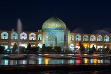 İran 'ın önemli bir tarihi yeri olan Naqsh-e Cihan Meydanı' nın doğu yakasında yer alan çeşmeli Şeyh Lotf Allah Camii 'nin gece manzarası