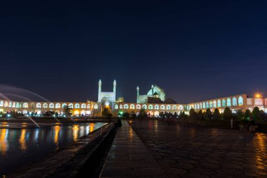 Naqsh-e Cihan Meydanı 'nın güneyinde yer alan Şah Camii veya İmam Camii' nin Gece Manzarası önemli bir tarihi mekan..