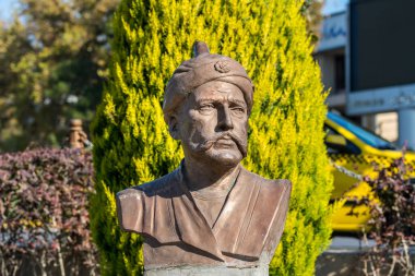 Si-o-seh pol olarak bilinen Allah verdi Khan Köprüsü 'nün yapımına sponsor olan Allah verdi Khan' ın bronz heykeli..