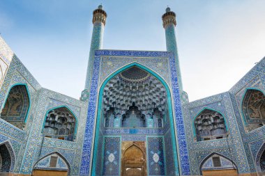 Naqsh-e Cihan Meydanı 'nın güneyinde yer alan İslam Şah Camii veya İmam Camii ile yüz yüze. 