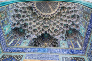Şah Camii 'nin ya da İmam Camii' nin girişinin detayları. İsfahan, İran.