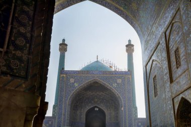 Şah Camii 'ndeki tarihi binaların kemerleri, önemli bir tarihi yer olan Naqsh-e Cihan Meydanı' nın güney tarafında yer alıyor..