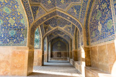 Şah Camii 'nin duvarında İran mavisi fayanslar bulunan tarihi binaların kemerleri, önemli bir tarihi yer olan Naqsh-e Cihan Meydanı' nın güney tarafında yer almaktadır..