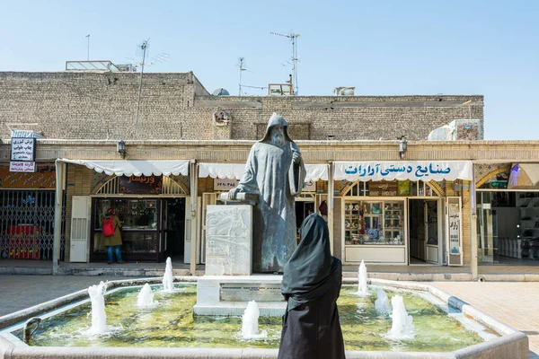 Una Mujer Musulmana Mirando Estatua Del Arzobispo Khachatour Kesaratsi Frente — Foto de Stock