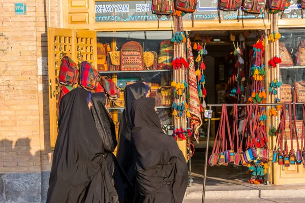 Turistas Islámicas Paseando Pasan Por Las Tiendas Situadas Dentro Plaza — Foto de Stock